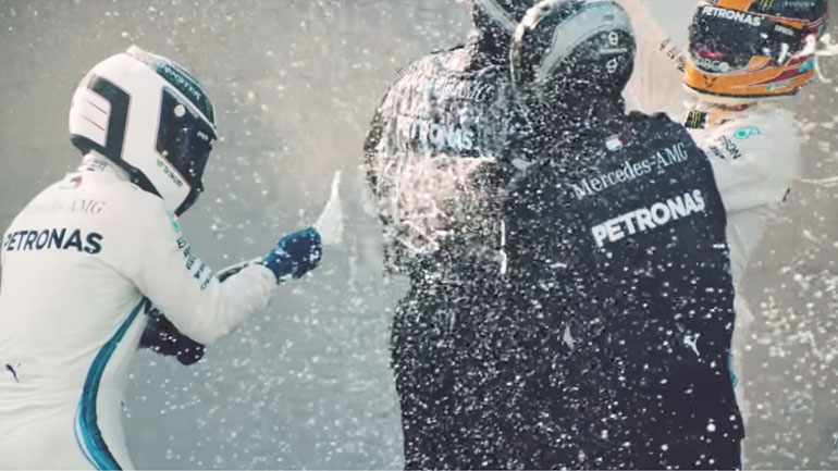 Ώρα για ντους στη Mercedes-AMG F1